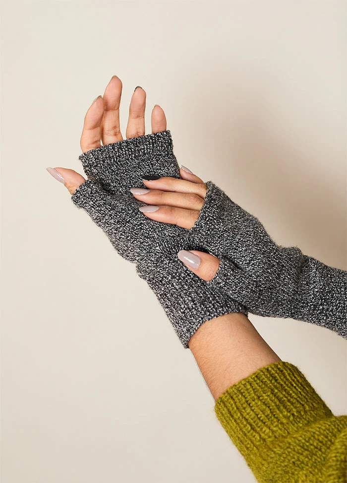 Hunter Fingerless Gloves Pattern - Image 2