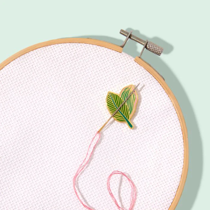 SOHMO Tropical Leaves Magnetic Needle Minder - Image 3